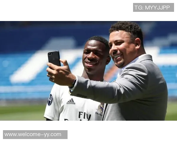 模特揭维尼修斯不当行为内幕私密照片和三人行暗示引发热议