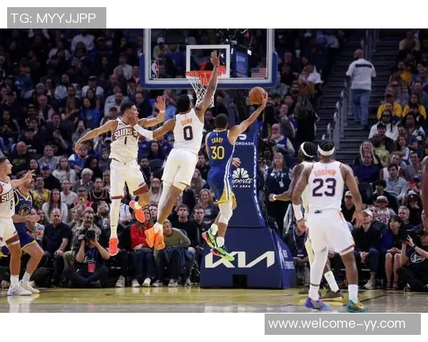 布克上半场表现平平难以支撑球队14投6中仅得17分三分球全失